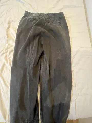 INTER FACTORY 다크 그레이 치노 팬츠