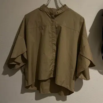 green label 베이지 플레어 슬리브 셔츠