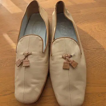 TOD'S 베이지 로퍼 태슬 장식