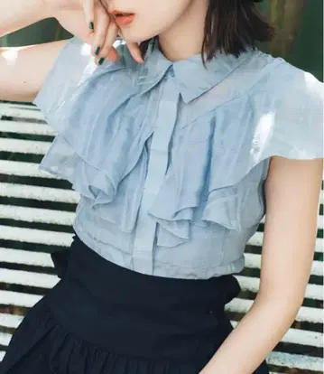 릴리 브라운 프릴 컬러 블라우스 라이트 블루 스카이블루