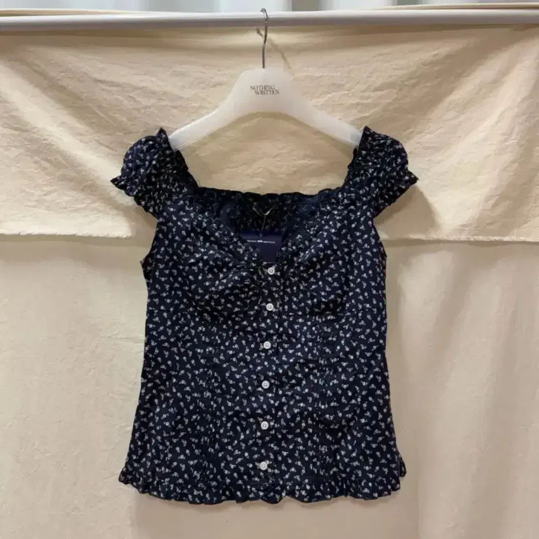 Brandy Melville Elena Top Flower #브랜디멜빌,#브멜,#글로니,#쓰리