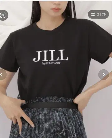 질 바이 질 스튜어트 JB 오가닉 자수 로고 티셔츠