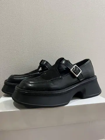 JEANASIS 버클 디테일 통굽 로퍼 블랙