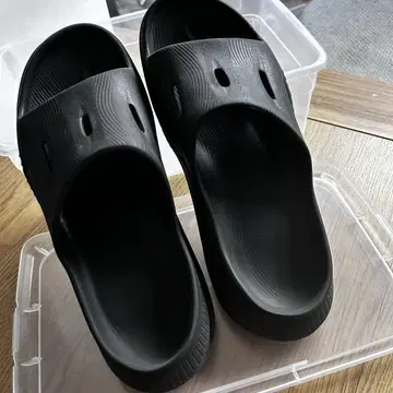 HOKA 블랙 샌들