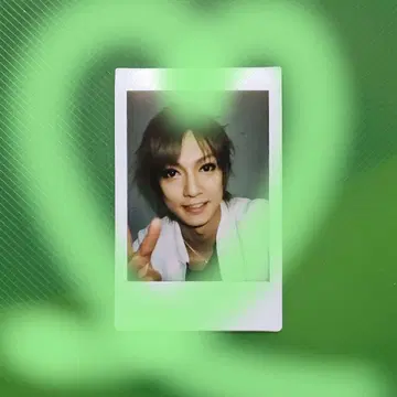 화이트 폴라로이드 포즈를 취하는 남자
