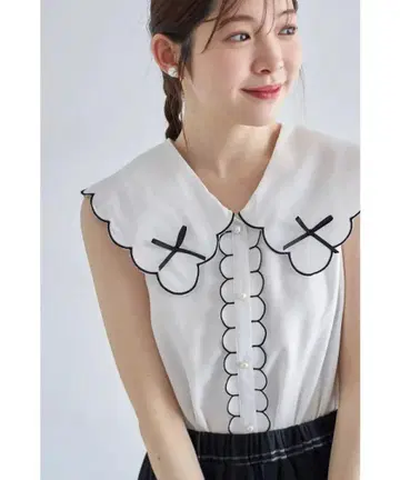 Tocco Closet 블랙 리본 포함 배색 스캘럽 블라우스