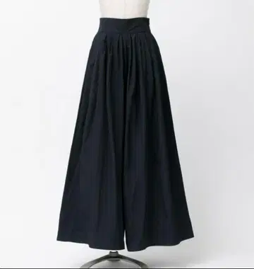 elu. Suzan tack & gather skirt 네이비 S 사이즈