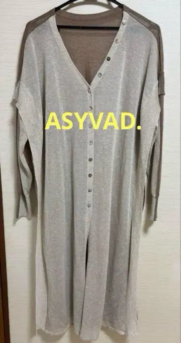 ASYVAD. 투톤 광택 버튼 변형 롱 가디건