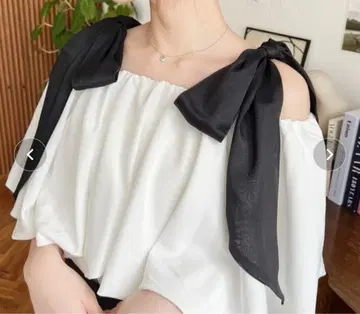 볼륨 오프 숄더 오간자 리본 블라우스