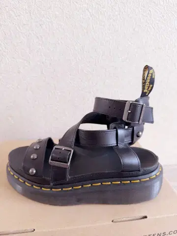 Dr. Martens 스터드 샌들 블랙