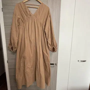 바빌론 베이지 V넥 롱 원피스