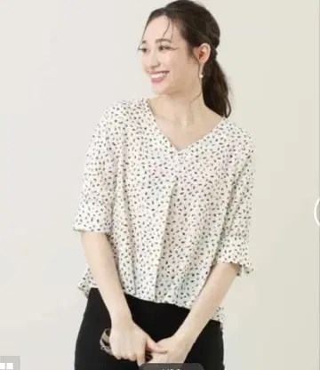 오프온 V넥 프론트 턱 블라우스 아이보리