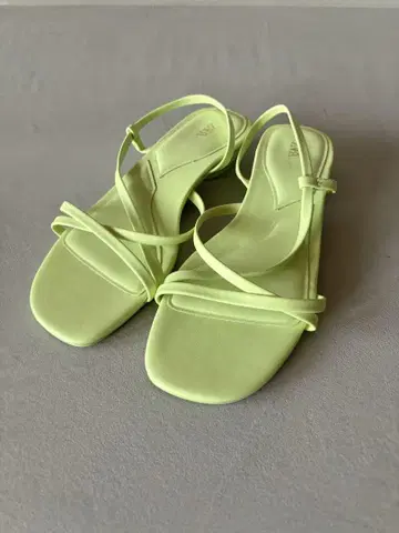 미사용 새상품 ZARA 샌들 힐 라임 그린