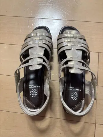 BEAUFORT 베이지 스트랩 샌들