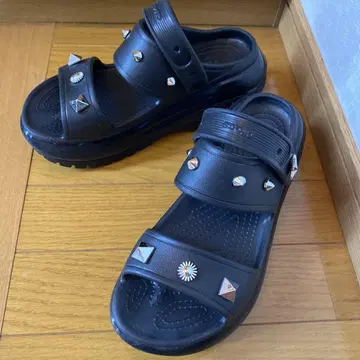 Crocs 메가 크러쉬 스터드 블랙 샌들