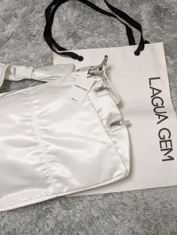 가격 인하 중! 새상품 LAGUAGEM 새틴 숄더백