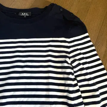 루마니아산 아페쎄 A.P.C 라이트 온스 보더 스웨트 셔츠 XS