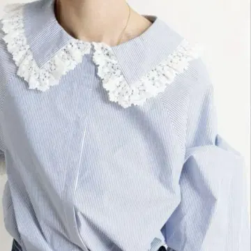 프릴이 달린 파랑 벌룬 소매 셔츠