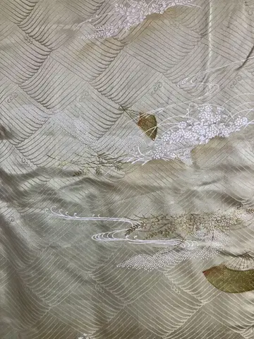 연한 녹색 꽃무늬 자수 기모노