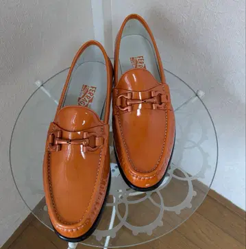 FERRAGAMO 페라가모 오렌지 가죽 로퍼 7.5 미사용