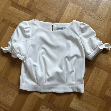 Rirandture 화이트 숏 블라우스 사이즈 2