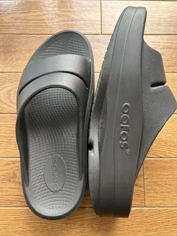 Oofos 블랙 비치 샌들 남성용 통굽
