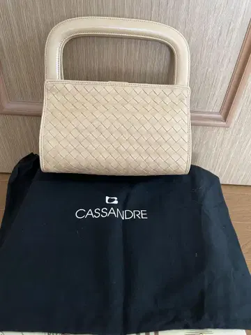 CASSANDRE 베이지 핸드백