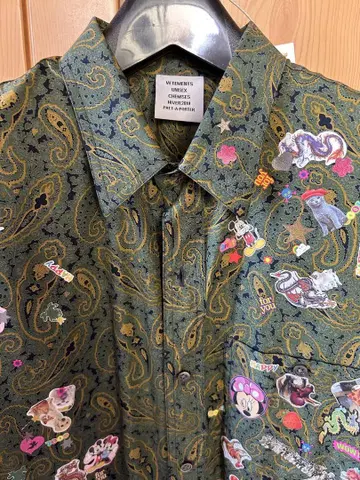 페이즐리 무늬 스티커가 붙은 긴팔 셔츠 베토몬