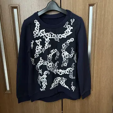 그레이스 콘티넨탈 네이비 꽃무늬 자수 긴팔 트레이닝복