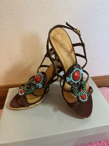 세련된 비즈 장식 브라운 스트랩 샌들 새상품 23.5cm
