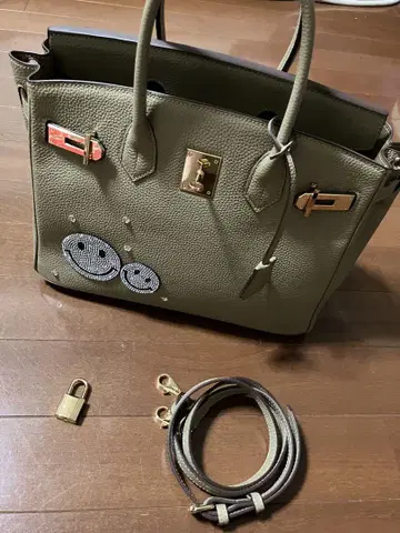 SWAROVSKI 스마일리 페이스 가죽 2way 열쇠가 달린 백