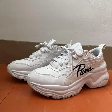 Puma 통굽 화이트 스니커즈