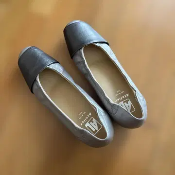 아틀리에 실버 블랙 플랫 슈즈