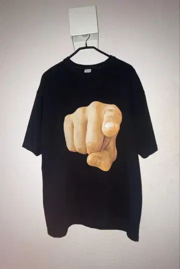 손가락을 가리키는 프린트 빅 실루엣 티셔츠 기발한