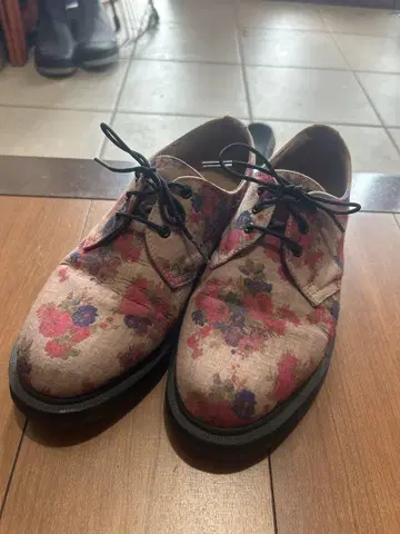 Dr. Martens 플로럴 프린트 신발 UK6