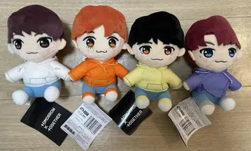 Tomorrow X Together 조그마하게 앉아 있는 봉제 인형