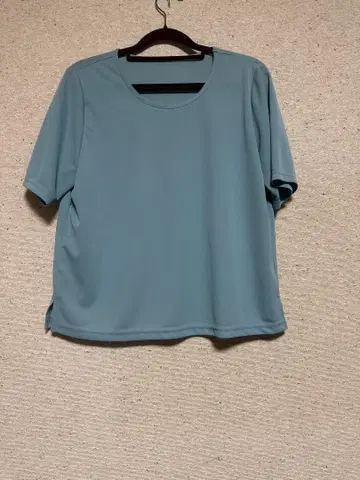 파란색 반팔 상의