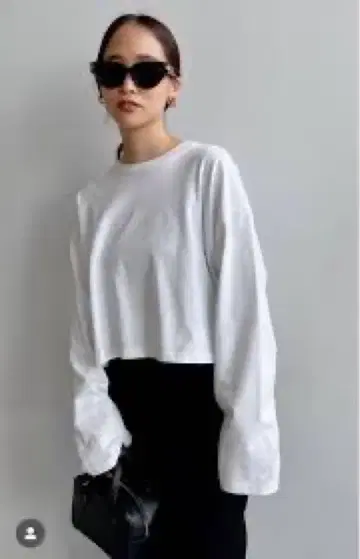 두지엠 클라세 Cropped L/S 티셔츠