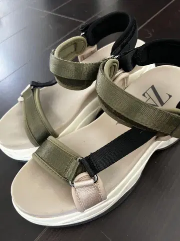 ZARA 스포츠 샌들 올리브 그린 블랙