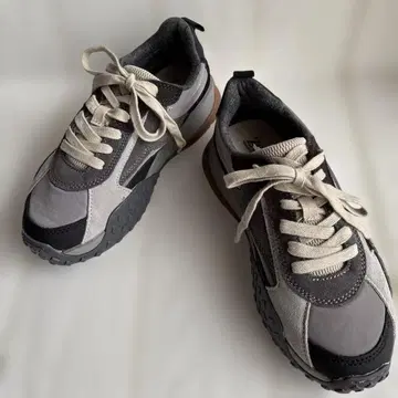 자라 모노톤 스니커즈 22.5cm 상당