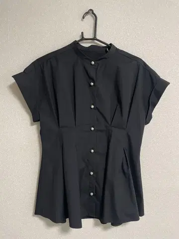 플라스테 펄 버튼 페플럼 블라우스 블랙