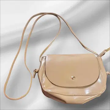 베이지 광택 숄더백