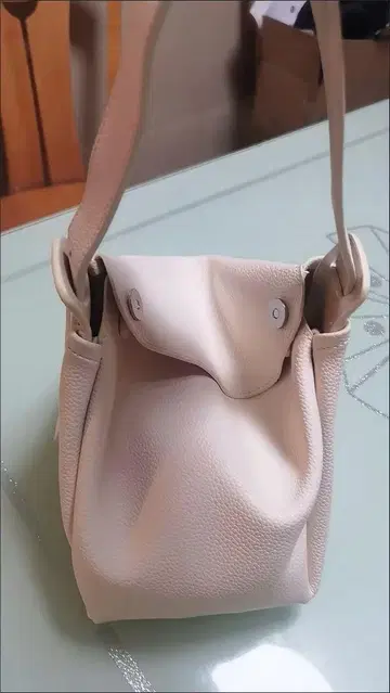 크림색 가죽풍 숄더백