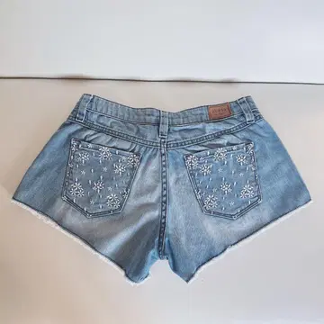 해외 정품 매장 구매! 컨디션 최상 GUESS(게스) 데님 숏팬츠