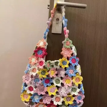꽃무늬 모티브의 숄더백