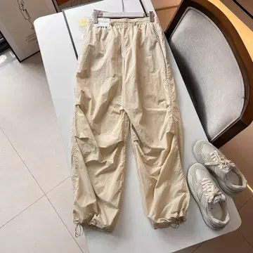 베이지 카고 팬츠 나일론 소재
