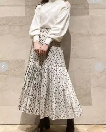 스나이델 스퀘어 도트 플리츠 스커트