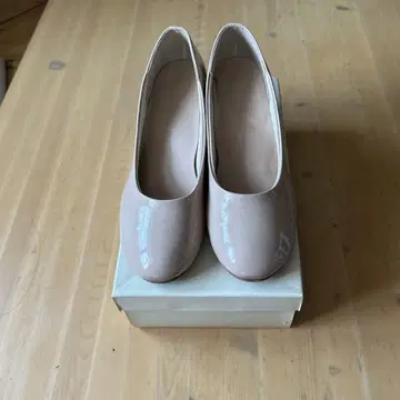 센슈카이 외반모지 대책 베이지 에나멜 플레인 펌프스 중간 힐