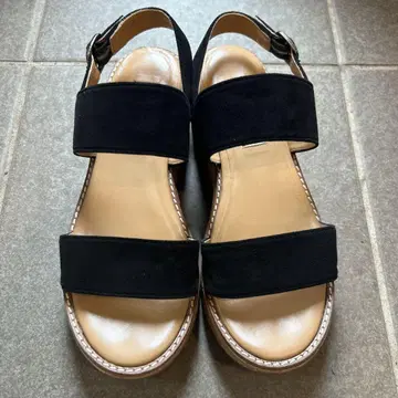 Agnes b. 스웨이드 블랙 샌들
