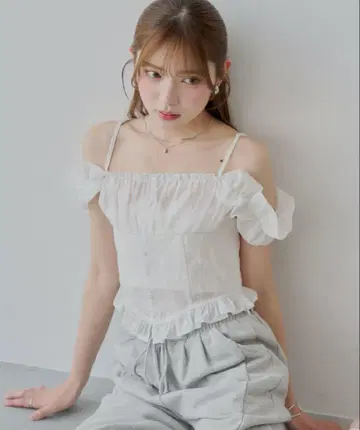 시어 슬리브리스 프릴 블라우스